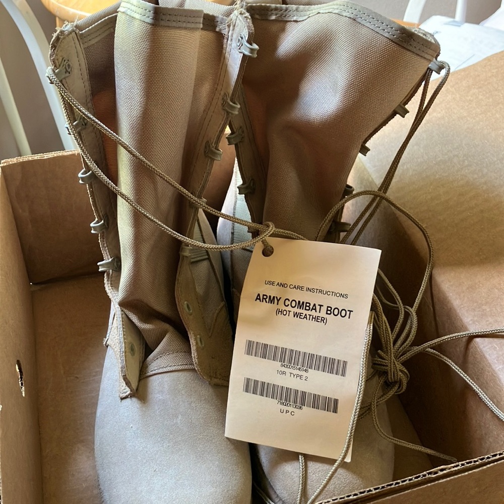 Size 10 Wellco Army Boots never worn !